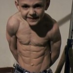 Giuliano Stroe, l’enfant le plus fort du monde bat un nouveau record (VIDEO)
