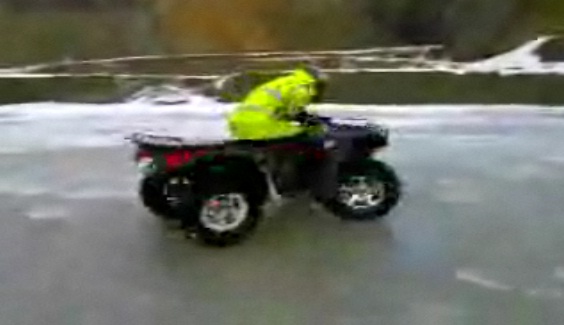 il fait la toupie avec un quad