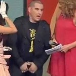 Hué par le public, un rappeur espagnol pète les plombs (VIDEO)