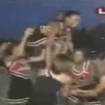 Une pom-pom girl se ramasse violemment (VIDEO)