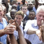 Bush serre la main d&rsquo;un Haïtien et l&rsquo;essuie sur Clinton (VIDEO)