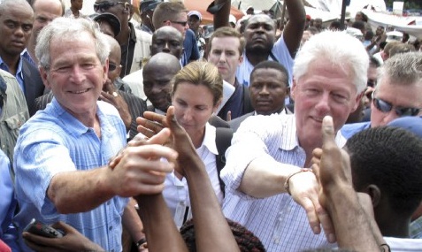 Bush serre la main d’un Haïtien et l’essuie sur Clinton (VIDEO)