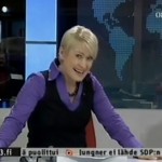 Une journaliste tombe de sa chaise en plein direct (VIDEO)