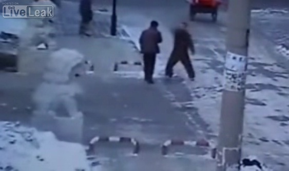 il poignarde des gens dans la rue