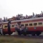 En Inde, quand les trains sont pleins toutes les places sont bonnes à prendre (VIDEO)