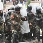 Kyrgyzstan : les CRS se font charger (VIDEO)