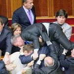 Jet d'œufs et de fumigènes + bagarre au Parlement ukrainien (VIDEO)