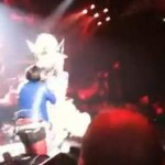 Une fan violemment jetée de scène pendant le concert de Lady Gaga (VIDEO)