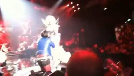 Une fan violemment jetée de scène pendant le concert de Lady Gaga (VIDEO)