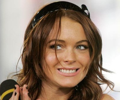 Lindsay Lohan se ramasse en sortant de boite (VIDEO)