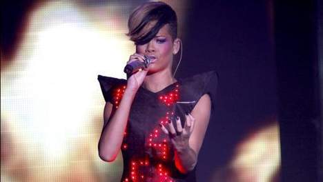 Rihanna se ramasse sur scène à marseille (VIDEO)