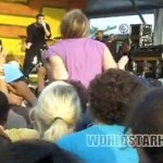 Une fan de Drake lui montre ses seins en plein concert (VIDEO)