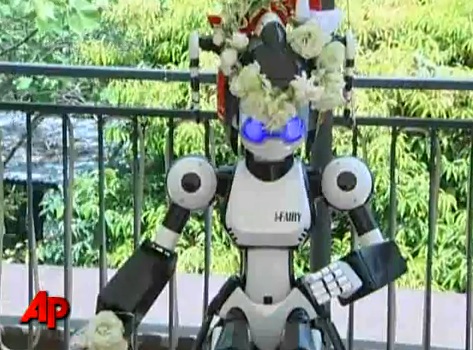 Des japonais remplacent le prêtre par un robot lors de leur mariage (VIDEO)