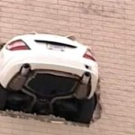 Il fait un trou dans le mur du parking au 7e étage avec sa mercedes (VIDEO)