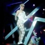 Rihanna tente le Moonwalk avec des talons aiguilles (VIDEO)