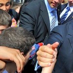 Un collégien lance une bouteille d&rsquo;eau sur Sarkozy (VIDEO)