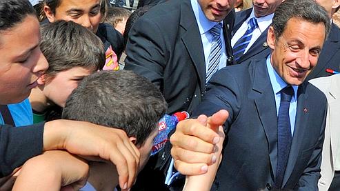 Un collégien lance une bouteille d’eau sur Sarkozy (VIDEO)