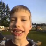 Il arrache la dent de son fils à l&rsquo;aide d&rsquo;une fusée ! (VIDEO)