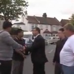 Bagarre : 1 politicien vs 2 pakistanais à Londres (VIDEO)