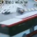 Un cycliste chinois évite la mort de très près (VIDEO)