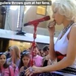 Christina Aguilera lance son chewing-gum sur ses fans ! (VIDEO)