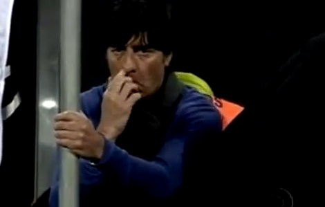 Joachim Löw, le sélectionneur allemand mange ses crottes de nez (VIDEO)