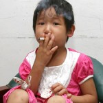 À trois ans, cette jeune chinoise fume et boit