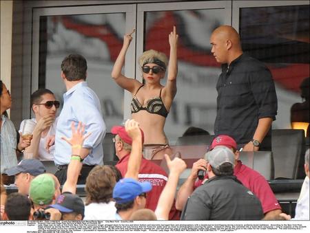 Lady Gaga ivre et denudée, virée d’un match de Baseball (PHOTOS)