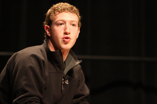 Le mystérieux sweat à capuche du patron de Facebook (VIDEO)