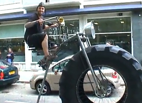 Monsterbike mi-tracteur mi-vélo