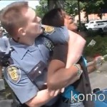Un policier frappe une jeune femme en pleine rue (VIDEO)