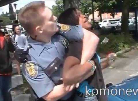 Un policier frappe une jeune femme en pleine rue (VIDEO)