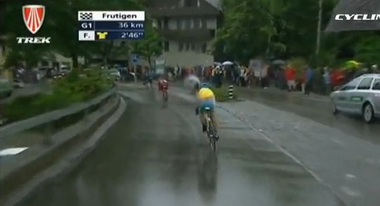 Un cycliste percute une spectatrice et ses 4 enfants (VIDEO)