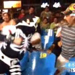 Un catcheur met une magnifique droite à un supporter (VIDEO)