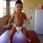 Bébé danseur : il connait déjà son futur métier (VIDEO)