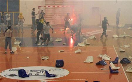 Scènes d’émeutes lors d’un match de Handball en Grèce (VIDEO)