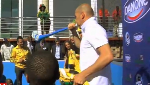 Zidane souffle dans une vuvuzela : fail !!! (VIDEO)