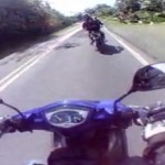 Il écrase accidentellement un chien avec son scooter (VIDEO)