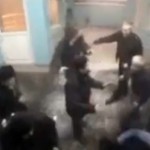 Un vieux met KO 4 hommes à la gare (VIDEO)