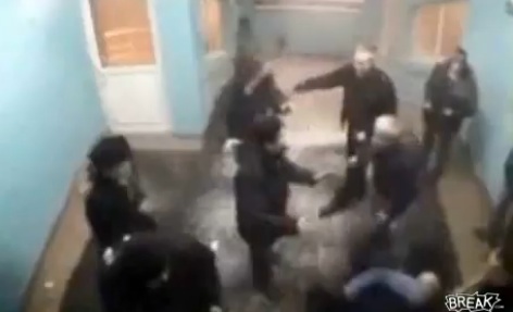 Un vieux met KO 4 hommes à la gare (VIDEO)