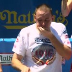 Concours du plus gros mangeur de hot dogs : 54 en 10mn (VIDEO)