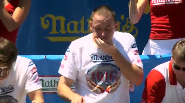 Concours du plus gros mangeur de hot dogs 54 en 10mn