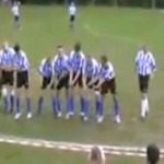 Ils prennent un but pendant qu'ils célèbrent le leur (VIDEO)