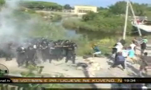 Très violent affrontement entre la police et des manifestants en Albanie (VIDEO)
