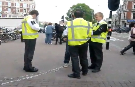 Il prend une contravention car ses lacets sont trop longs (VIDEO)