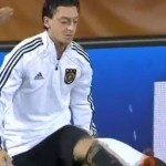 Özil jongle avec son chewing-gum (VIDEO)