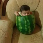 Le bébé mangeur de pastèque (VIDEO)