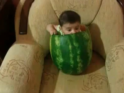 Le bébé mangeur de pastèque (VIDEO)