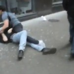 Lors des émeutes du G20 un pilleur se fait plaquer par un passant (VIDEO)