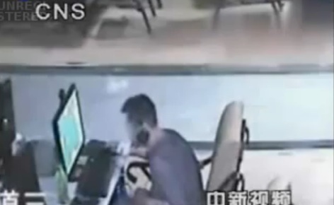 Un chinois sauvagement poignardé par des Triades alors qu’il surf sur le net (VIDEO)